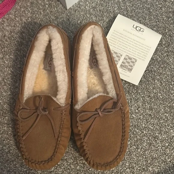 Women’s Dakota Uggs - Picture 1 of 4